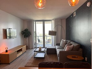 TV - Cozy 1BR Retreat with Pool, Beach Service & Full Kitchen Over Canal (Hallandale Beach)