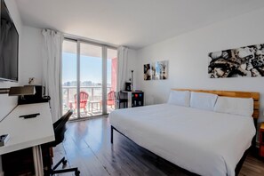 1 dormitorio, escritorio, tabla de planchar con plancha y wifi