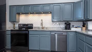 House, Multiple Beds, Patio | Private kitchen | Fridge, microwave, oven, stovetop