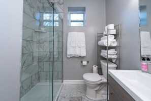 Casa, letti multipli, patio | Bagno | Asciugamani, carta igienica