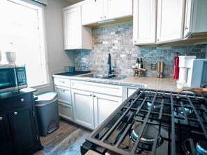 Fridge, microwave, oven, stovetop - Mins to Round Top, Retreat beneath the live oaks (Burton)