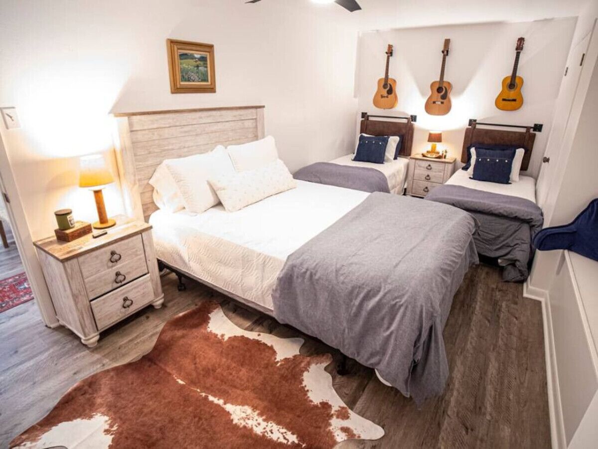 Fer et planche à repasser, lit parapluie, Wi-Fi, draps fournis