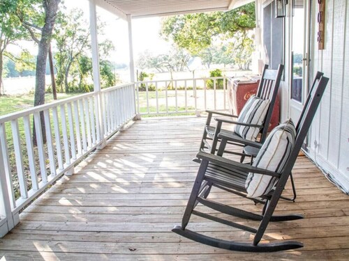 Mins to Round Top, Retreat beneath the live oaks