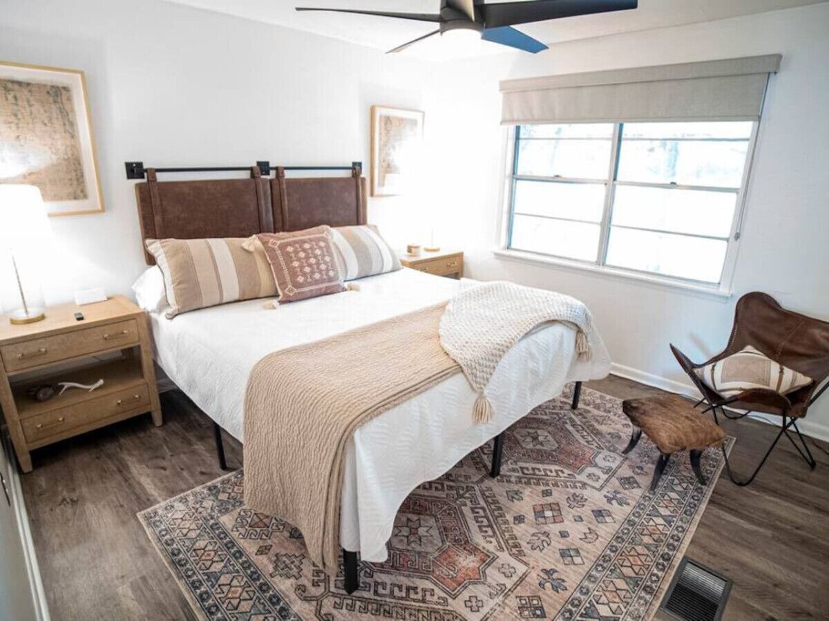 Iron/ironing board, travel crib, WiFi, bed sheets