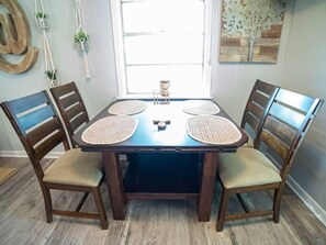 Dining - Mins to Round Top, Retreat beneath the live oaks (Burton)