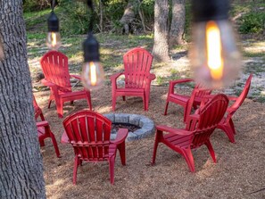 Property grounds - Mins to Round Top, Retreat beneath the live oaks (Burton)