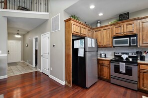 Kjøleskap, mikrobølgeovn, ovn og kokeplater