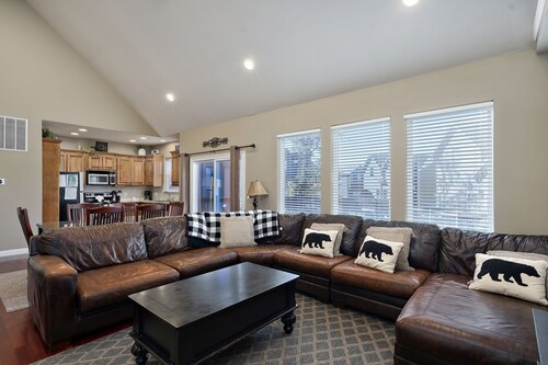 Cottage with 2 Pools, Splash Pad and Private Hot Tub