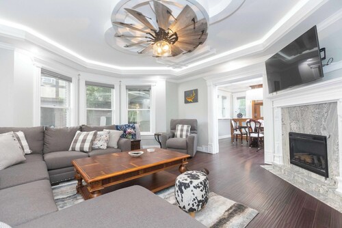 4 BDR Lake Geneva Estate Across From Beach!
