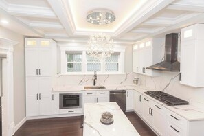 House, Multiple Beds, Patio, Garden View (The Main Event) | Private kitchen | Fridge, microwave, oven, stovetop