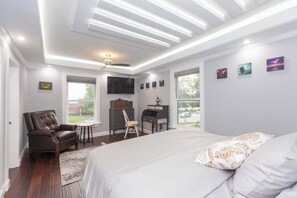 Hus, flere senger, terrasse, hageutsikt (The Main Event) | 4 soverom, individuelt dekorert, individuelt innredet og skrivebord