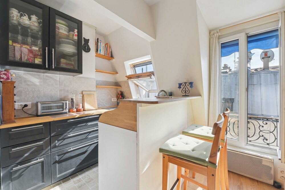 ID 378 Large studio apartment/ rue Général Blaise PARIS XI° Paris
