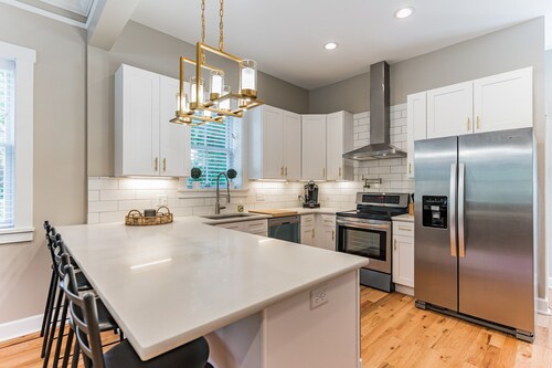 Stunning 1890's Home - Sleeps 8! 