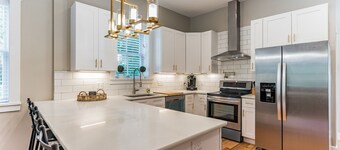 Stunning 1890's Home - Sleeps 8! 