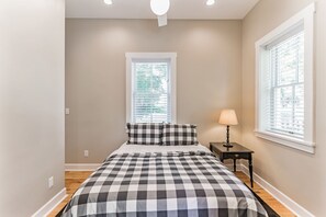 4 bedrooms, iron/ironing board, WiFi, bed sheets