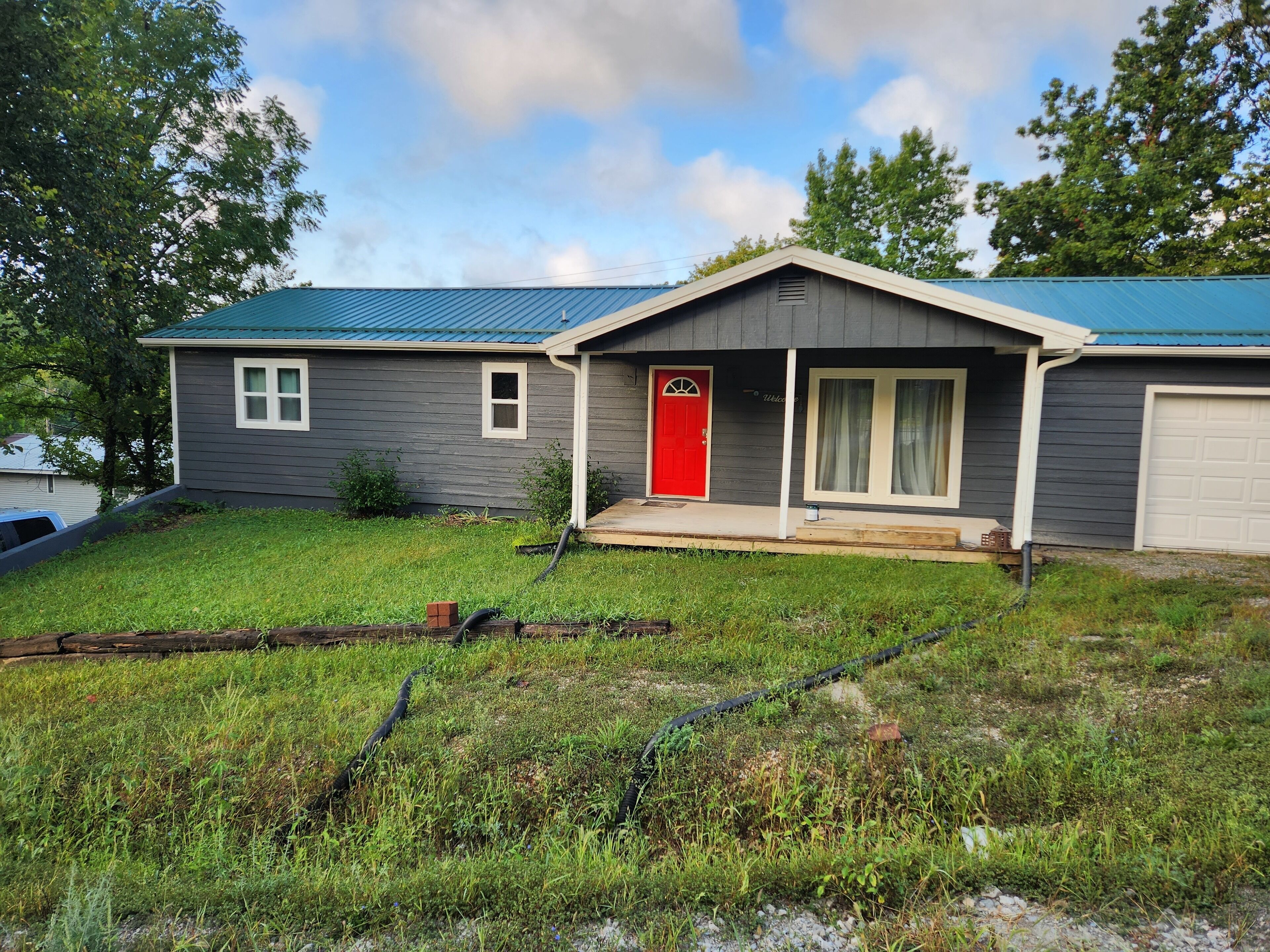  5 minutes from Downtown Warsaw! Remodeled Home W/Game Room, Deck & Fenced Yard.