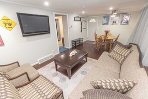 Interior - Chic Lake Geneva Apartment in Desirable Location! (Lake Geneva)