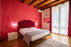 2 chambres, bureau, chambres insonorisées, fer et planche à repasser