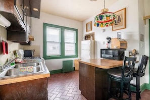 Maison Familiale | Cuisine privée | Four, plaque de cuisson, grille-pain, blender