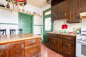 Family House | Private kitchen | Oven, stovetop, toaster, blender - Cozy Cape Cod Bungalow (York)