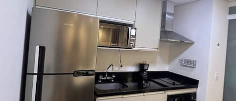 Frigorífic, microones, placa de cuina i cafetera i tetera