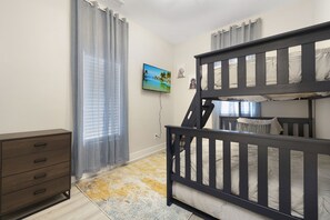 3 bedrooms, desk, WiFi, bed sheets
