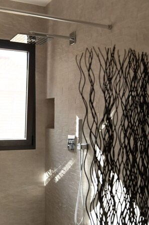 Douche, séchoir à cheveux, serviettes fournies