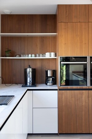 冷蔵庫、電子レンジ、オーブン、コンロ