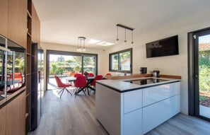 冷蔵庫、電子レンジ、オーブン、コンロ