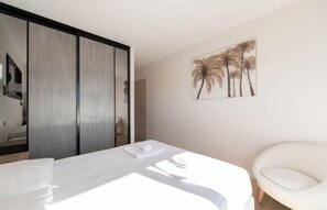 3 chambres, fer et planche à repasser, Wi-Fi, draps fournis