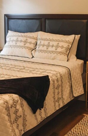 3 habitaciones, tabla de planchar con plancha y cuna de viaje