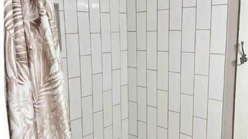 Secador de pelo, toallas, jabón, shampoo