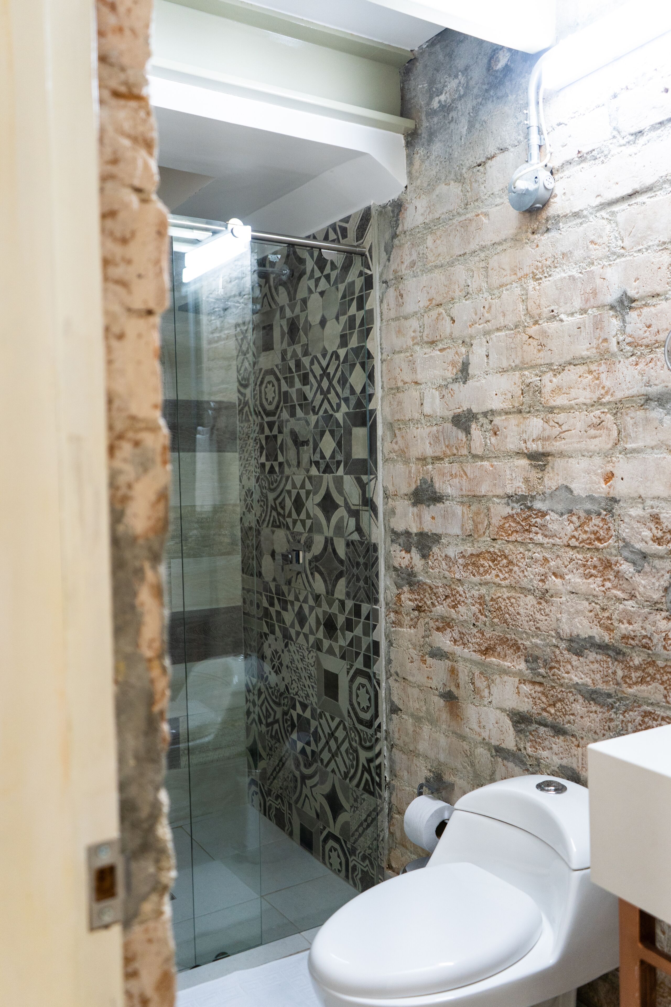 Un baño con ducha, inodoro y lavamanos.
