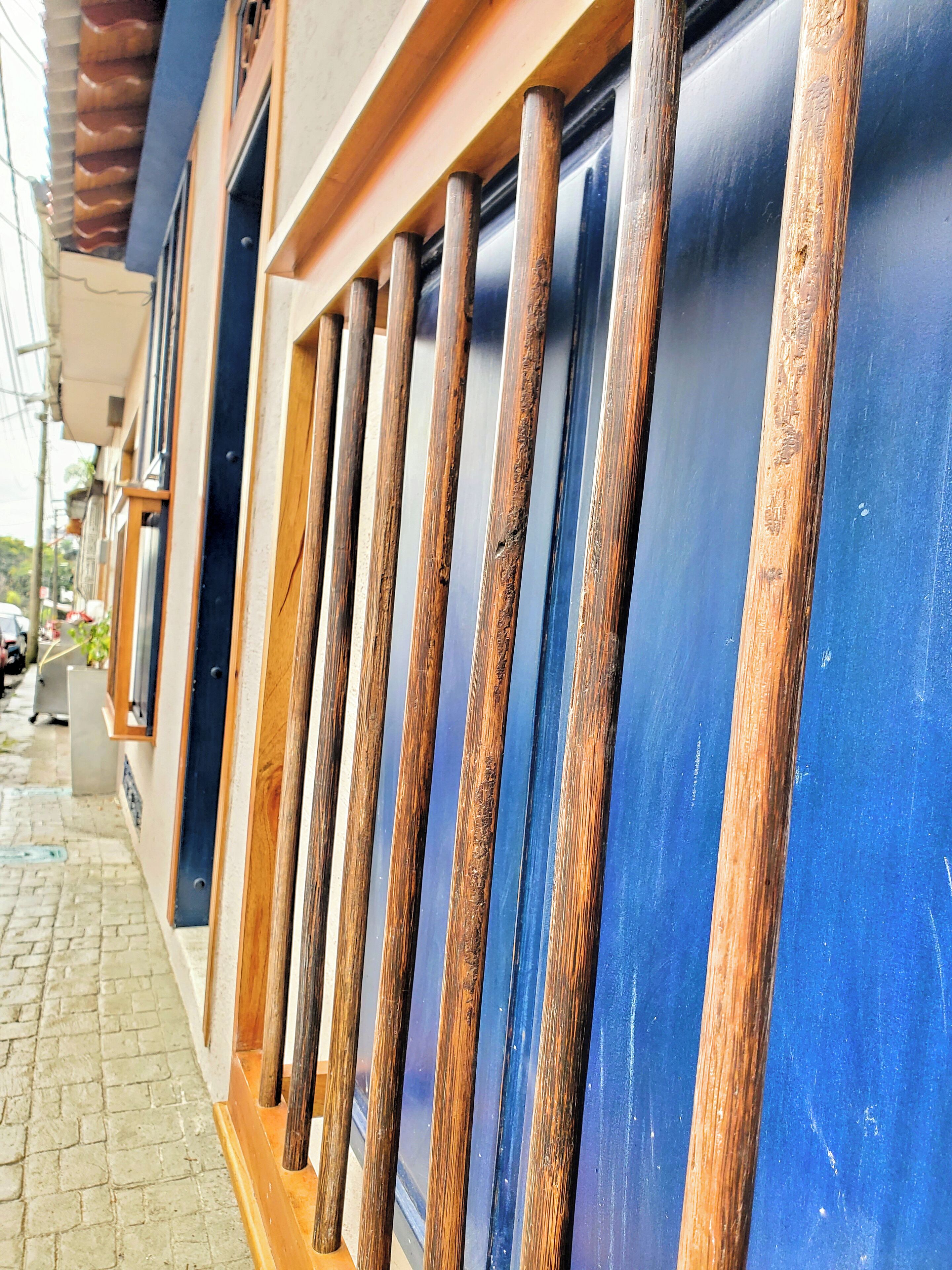 Un edificio con una hilera de listones verticales de madera en la pared exterior.
