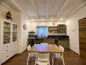 Kjøleskap, ovn, kaffetrakter/tekoker og vannkoker