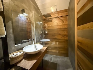 Douche, sĂšche-cheveux, serviettes fournies