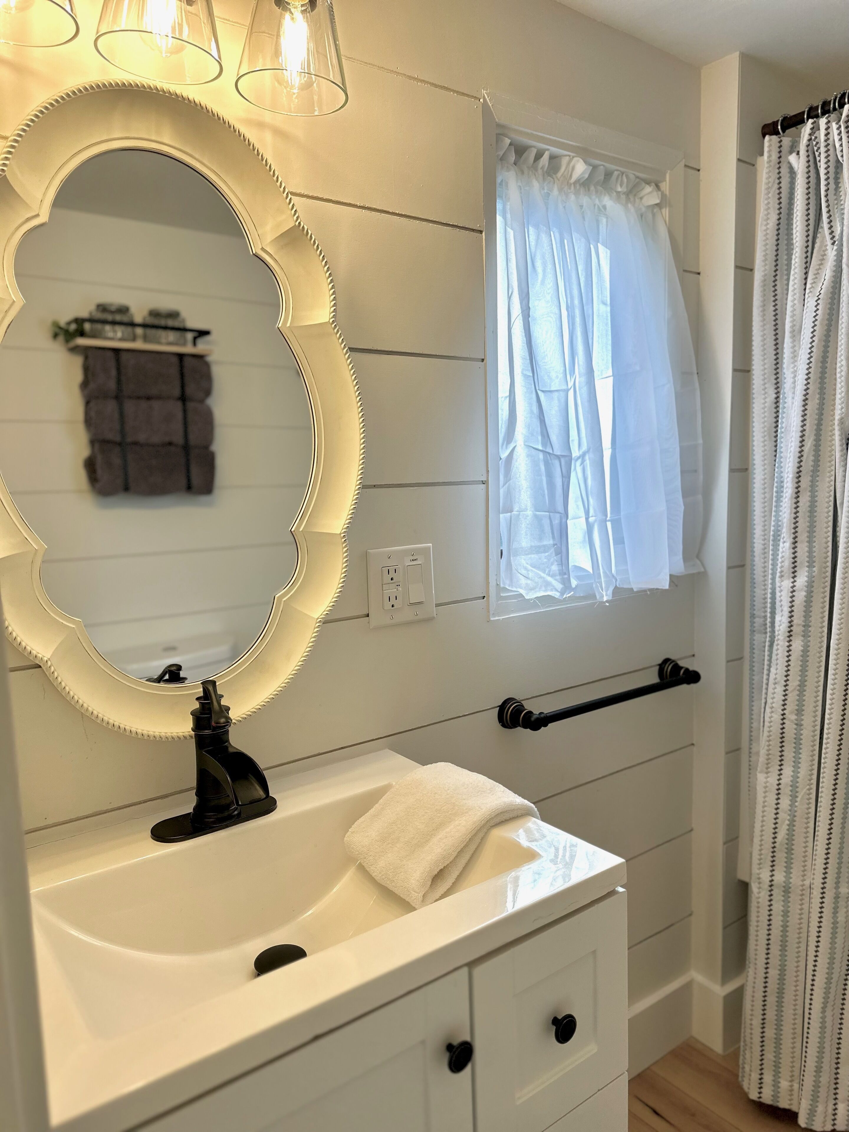 Badewanne, Haartrockner, Handtücher