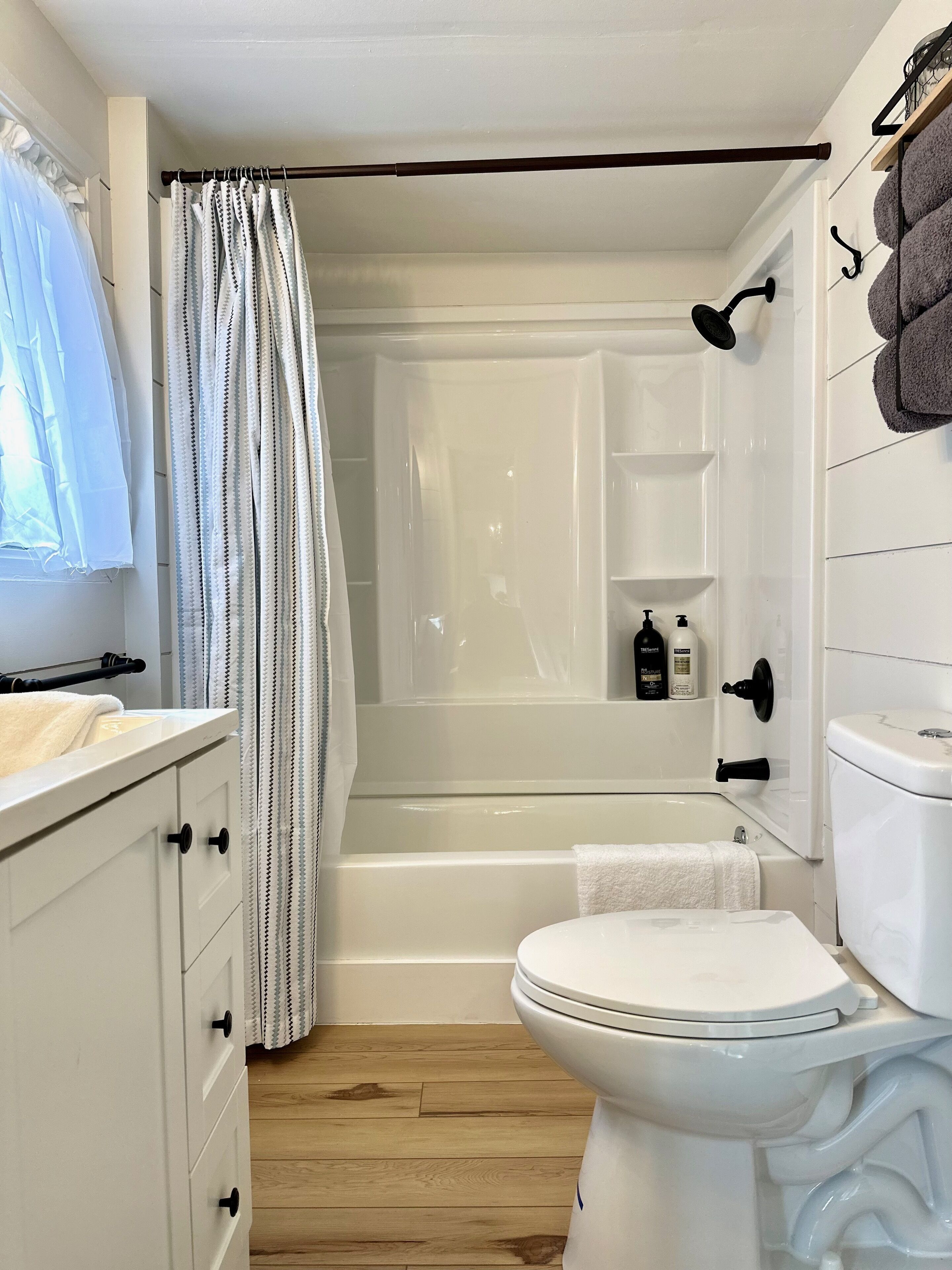 Badewanne, Haartrockner, Handtücher, Seife