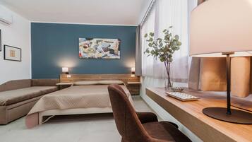 Rom – deluxe | Individuelt innredet, skrivebord og skrivebord for bærbar PC