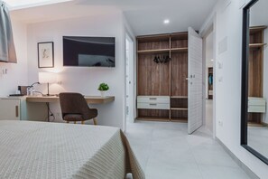 Deluxe kamer | Individueel gemeubileerd, een bureau, een laptopwerkplek