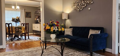 Secluded English Retreat by Rice University, Medical Center & Museum District