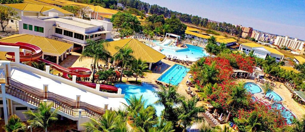 Ein Resort mit mehreren Schwimmbecken, einem Wasserpark und verschiedenen Gebäuden.