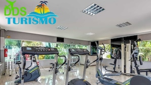 Ein Fitnessstudio mit Laufbändern, Crosstrainern und Kraftgeräten.