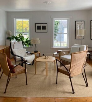 Smart TV, libros, monitor de computadora, impresora