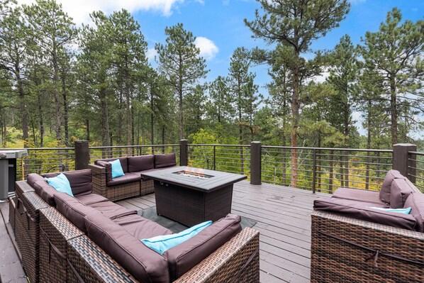 Terrace/patio - Lazy Elk Lodge, Gorgeous Updated Cabin just outside of Spearfish (North Lawrence)