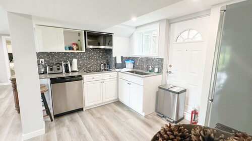 West Vancouver · Landmark View · Prime Location · 3BR Private Suite