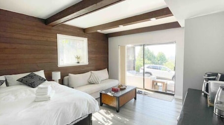 3 bedrooms, iron/ironing board, free WiFi, bed sheets. 3BR Private Suite · West Vancouver · Landmark View · Prime Location