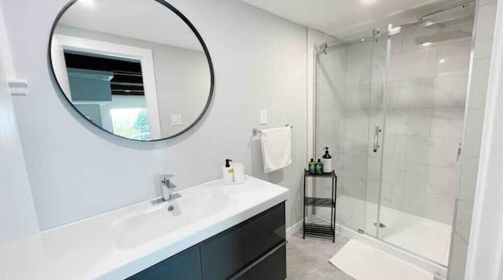 Shower, hair dryer, towels, shampoo