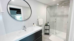 Douche, sèche-cheveux, serviettes fournies, shampoing