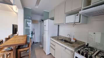 Refrigerador con freezer, microondas, licuadora, horno eléctrico
